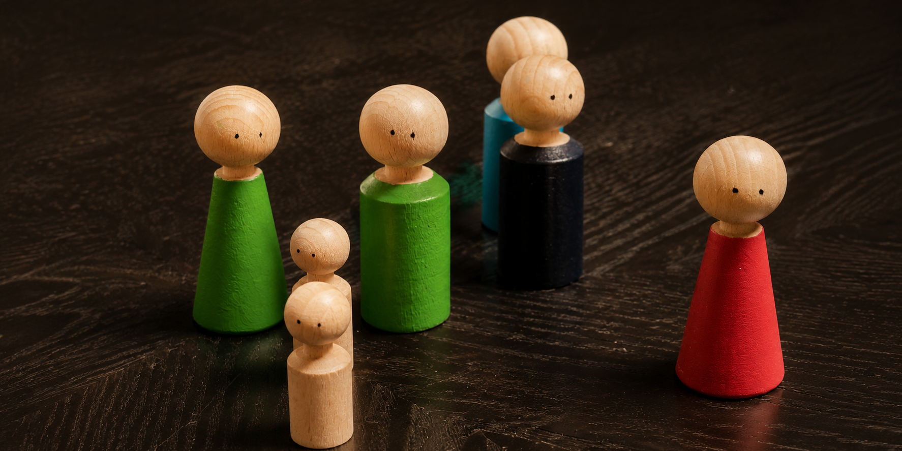 Opstellingspoppetjes die samen een familiesysteem verbeelden