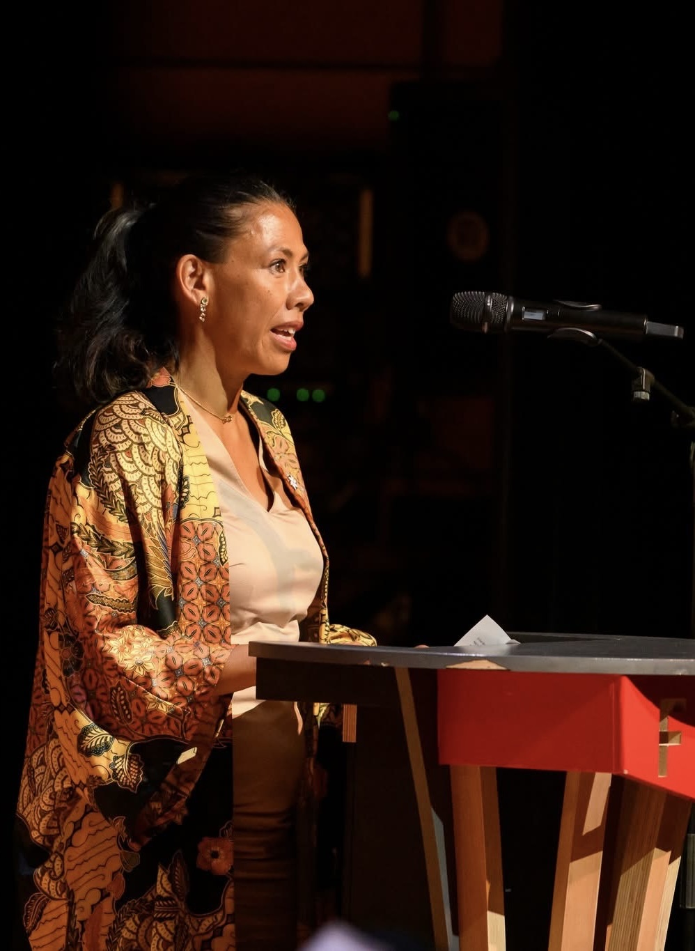 Jessica Apon spreekt voor een publiek